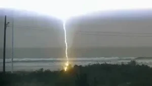 Turista de 39 anos morre após ser atingida por raio em praia de Santa Catarina durante tempestade