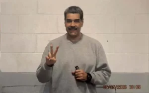 Preso em Nova York, Nicolás Maduro divulga imagens com uniforme de presidiário e cita a Bíblia