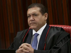 Princípio de incêndio atinge residência de Nunes Marques em Brasília; bombeiros controlam as chamas