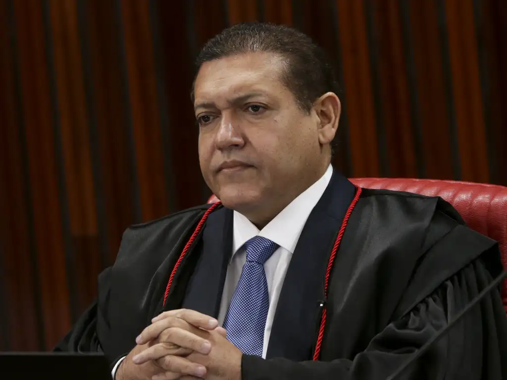 Princípio de incêndio atinge residência de Nunes Marques em Brasília; bombeiros controlam as chamas