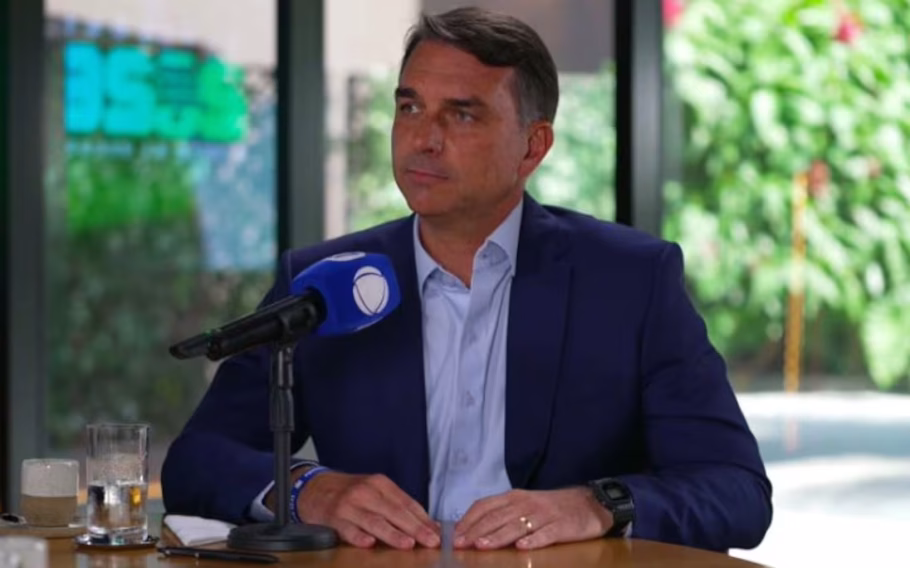 Flávio Bolsonaro define perfil para 4 vagas no STF e promete indulto aos presos de 8 de janeiro