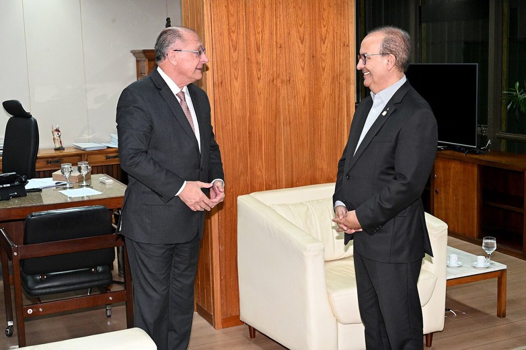 Com 70% de aprovação, Jorginho Mello se afasta do governo de SC para focar na campanha
