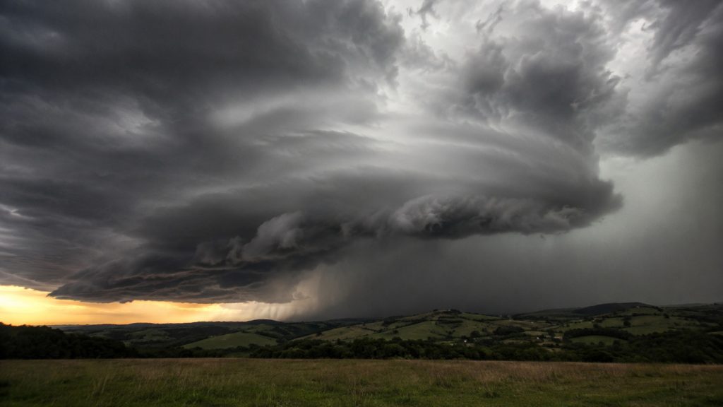 Inmet emite alerta para 9 estados com vendavais de até 60 km/h, risco de granizo e cortes de energia