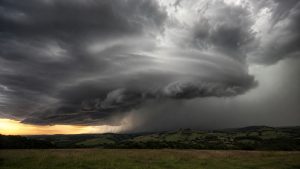 Inmet emite alerta para 9 estados com vendavais de até 60 km/h, risco de granizo e cortes de energia