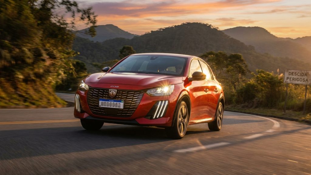 Novo Peugeot 208 GT Hybrid promete cortar até 10% do consumo na cidade sem depender de tomada