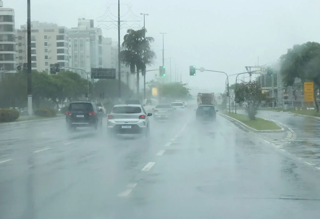 Ciclone extratropical e frente fria trazem risco de vendavais de até 70 km/h e temporais no Sul e Sudeste