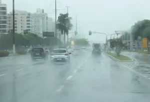 Ciclone extratropical e frente fria trazem risco de vendavais de até 70 km/h e temporais no Sul e Sudeste