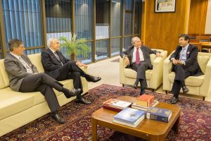 Após indicação de Flávio Bolsonaro para Saúde, Hospital Albert Einstein afasta Cláudio Lottenberg