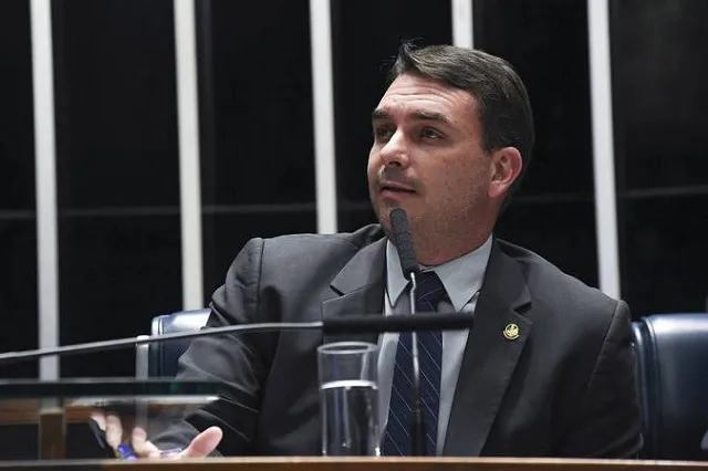 Flávio Bolsonaro ironiza protesto de aliados do governo em sua casa e reforça aliança com o agro no RS