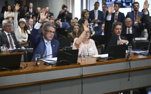 CCJ do Senado aprova PEC da Segurança Pública com regras duras contra facções e criação de polícias municipais