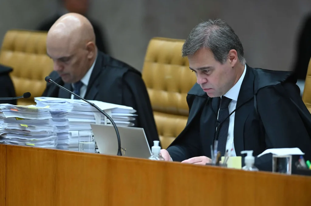 Bancadas de esquerda acionam Fachin contra André Mendonça para desviar foco de Alexandre de Moraes