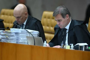 Bancadas de esquerda acionam Fachin contra André Mendonça para desviar foco de Alexandre de Moraes