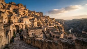 Escavada na rocha há milênios, cidade histórica de Matera preserva igrejas rupestres e engenharia milenar na Itália