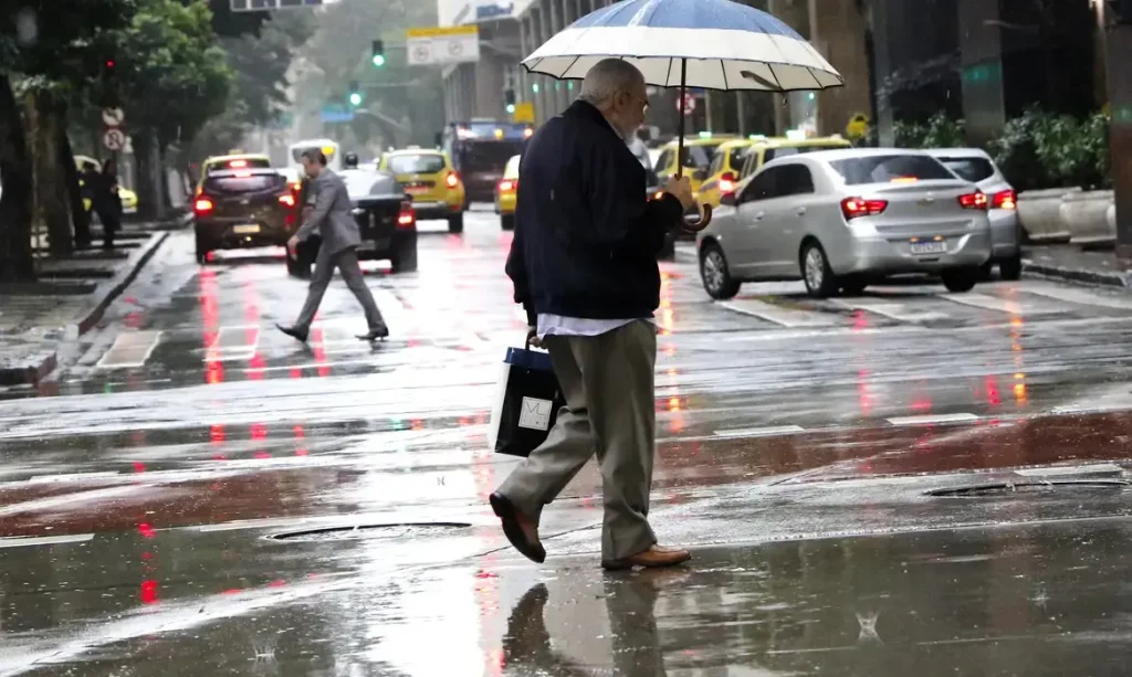 Frente fria traz alerta de granizo ao Sul enquanto Norte e Centro-Oeste enfrentam calor extremo