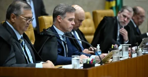 Crise interna no STF: corte se divide entre apurar mensagens de Moraes e anular atos de Mendonça