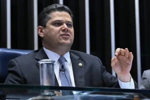Alcolumbre blinda Moraes, ataca Flávio Bolsonaro e inflama a oposição no Senado