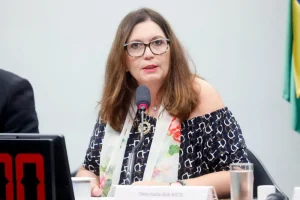 Bia Kicis assume liderança da Frente pelo Livre Mercado e convoca parlamentares a 'entrar em campo'