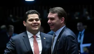 Em meio a cobranças por impeachment no STF, Alcolumbre eleva o tom contra Flávio Bolsonaro
