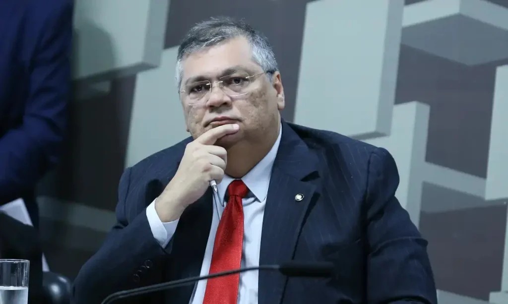 Tribuna em chamas: deputado denuncia suposta perseguição política de Flávio Dino no Maranhão