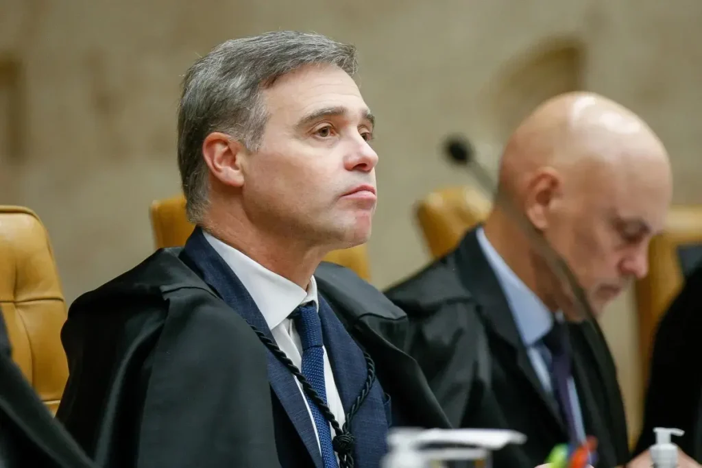 Mendonça apresenta notas de R$ 26,4 mil para desmentir suspeita sobre presentes de lobista do Master