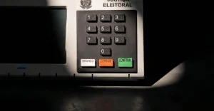 A um mês da votação, TSE conclui assinatura e lacração dos sistemas eleitorais de 2026