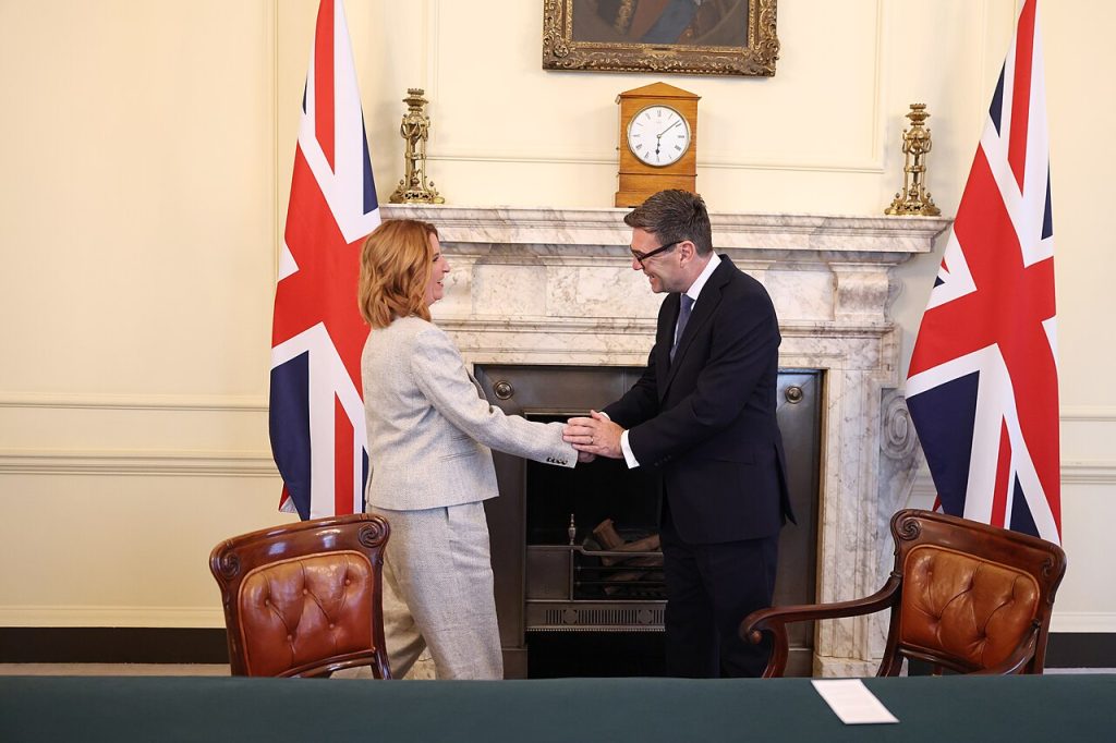 Regra do século 18 força premiê britânico Andy Burnham a abrir mão de poder por ser católico