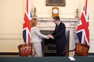 Regra do século 18 força premiê britânico Andy Burnham a abrir mão de poder por ser católico