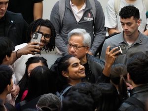 CEO da Nvidia rejeita previsões apocalípticas sobre inteligência artificial e aponta interesses políticos no alarmismo