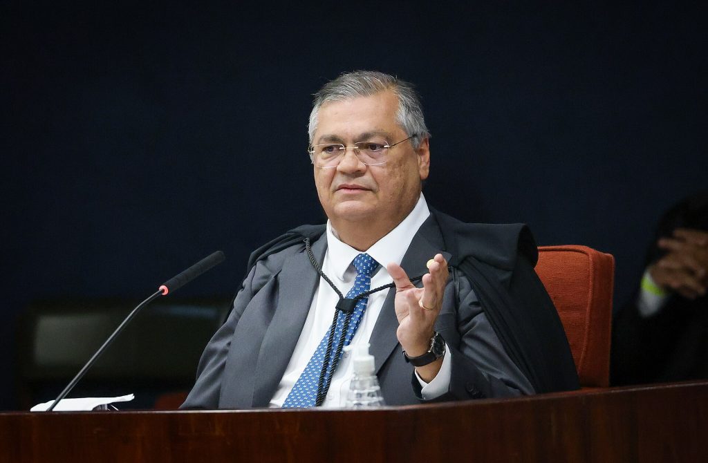 Dino alega preconceito após críticas a seus votos no STF