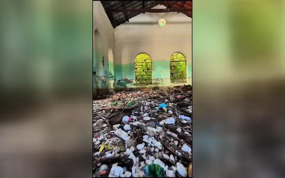 Cheia do Tietê joga lixo e geladeira em usina de Salto
