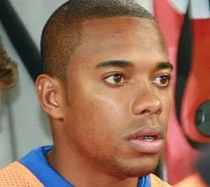Robinho abate 301 dias de pena com livros e cursos