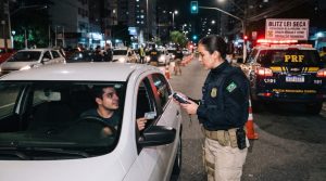 Recusar o bafômetro custa R$ 2.934 mesmo a motorista sóbrio