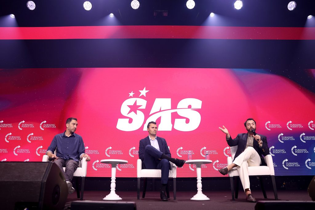Família de Charlie Kirk culpa universidade por morte