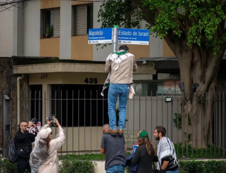 Militante da Rede altera placa de rua em SP no Yom Kippur