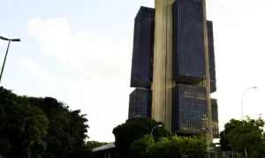 BC reduz Selic para 13,75% mas alerta para risco fiscal