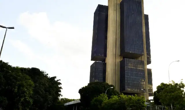 BC reduz Selic para 13,75% mas alerta para risco fiscal