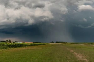 Inmet emite alerta laranja de tempestade e ventos de 100 km/h