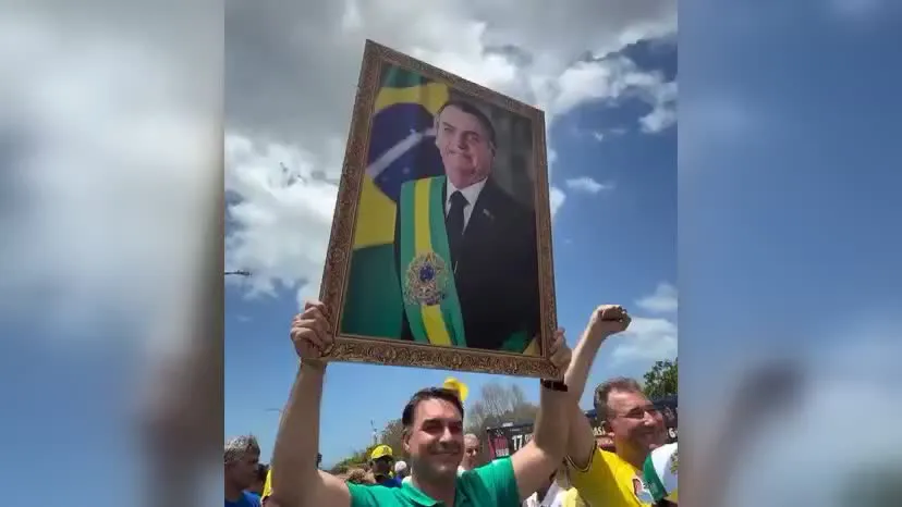Flávio Bolsonaro desafia cerco do TSE no MA