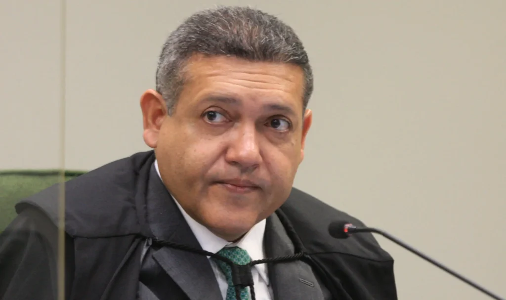 TSE manda Instagram apagar vídeo contra Flávio Bolsonaro