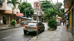 Pisca-alerta não anula multa ao estacionar em local proibido