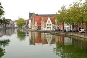 Como o mar distante salvou a arquitetura de Bruges