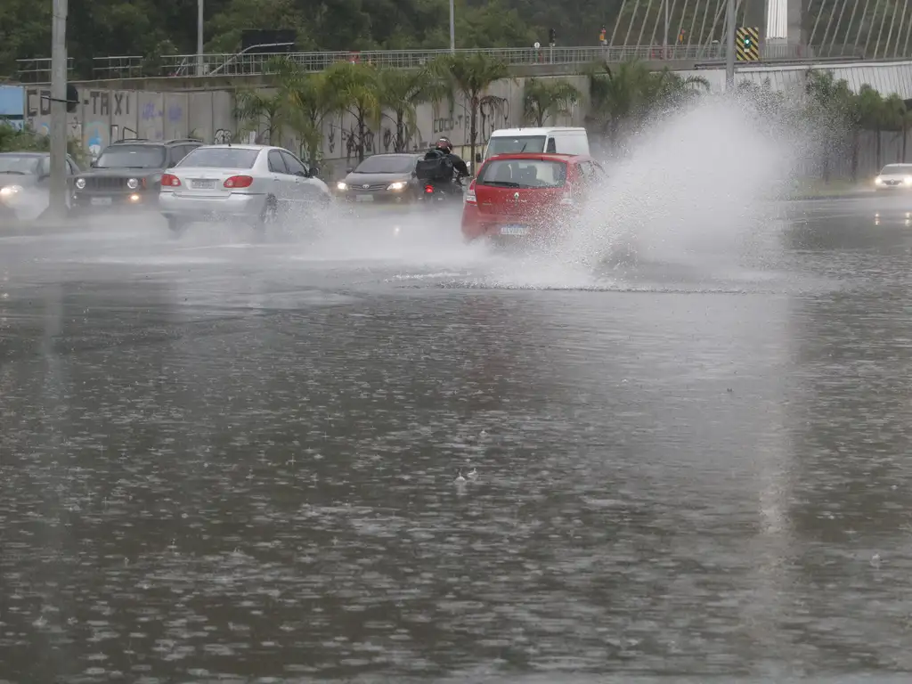Chuvas e calor de 37°C dividem o clima no país