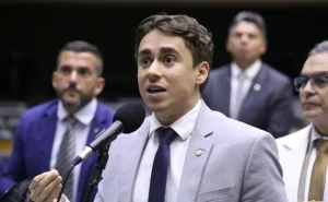 Nikolas joga picanha em ato com Flávio Bolsonaro