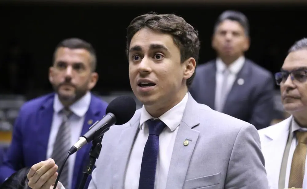 Nikolas joga picanha em ato com Flávio Bolsonaro