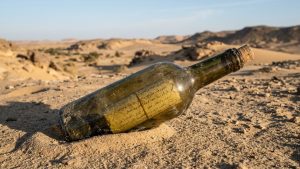 Bilhete em garrafa de 1977 é achado em deserto