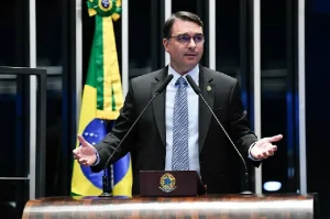 Flávio Bolsonaro é alvo de 1 milhão de posts com mentira