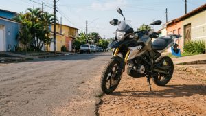 BMW G 310 GS aposta em suspensão longa e 34 cv