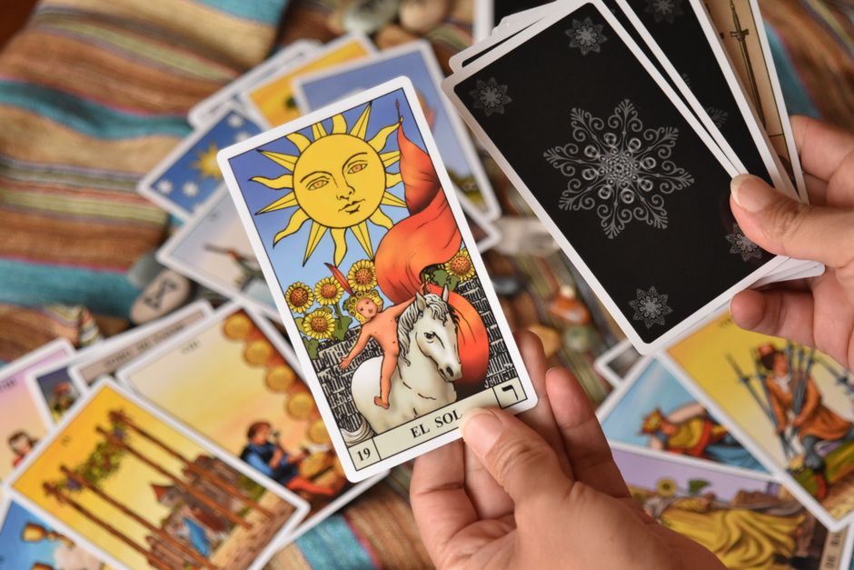 Tarot aponta cautela e foco em decisões para os signos
