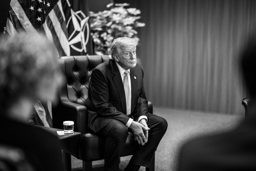 Trump endurece cerco e corta transações de Cuba