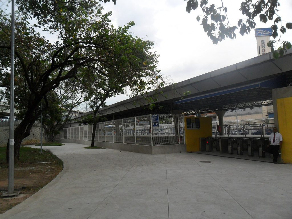 Bala perdida mata passageiro dentro de BRT no Rio